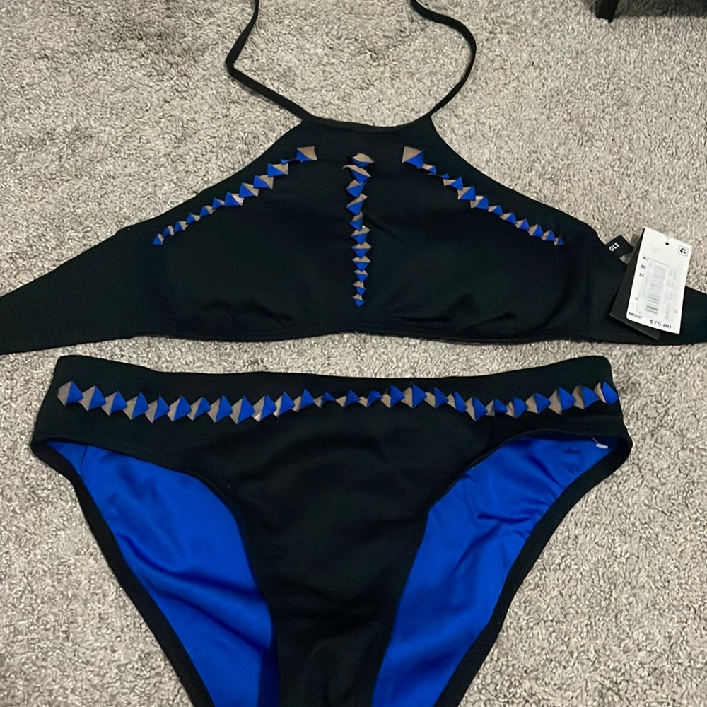 Kenneth come bikini. High neck
